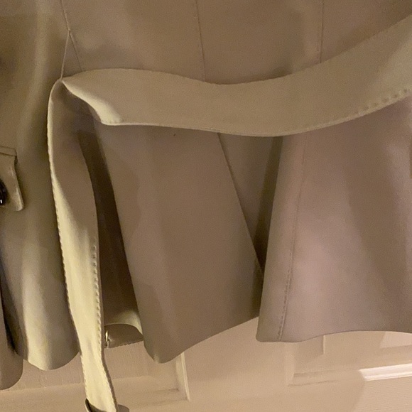 Falls squarely between grey and taupe - Picture 6 of 8